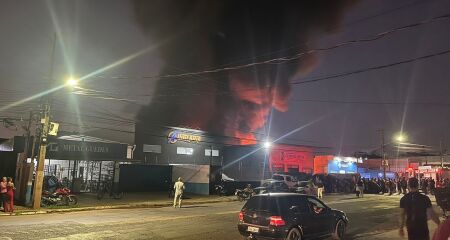 Incêndio consumiu loja de pneus na Mascarenhas 