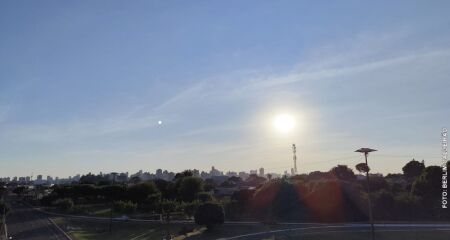 A recomenda&ccedil;&atilde;o &eacute; refor&ccedil;ar a hidrata&ccedil;&atilde;o ao longo do dia, evitar exposi&ccedil;&atilde;o prolongada ao sol nos hor&aacute;rios mais quentes