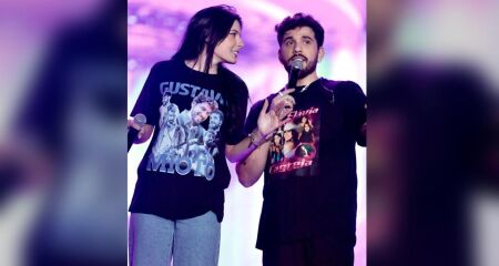Ana Castela e Gustavo Mioto fazem a alegria dos fãs com camiseta de casal e beijão em show (vídeo)