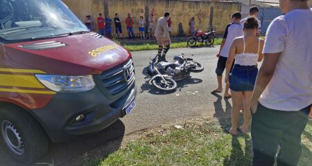 Acidente em cruzamento deixa dois motociclistas feridos no Tijuca, em Campo Grande