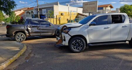 Carro invade preferencial e é atingido por caminhonete na Antônio Maria Coelho (vídeo)