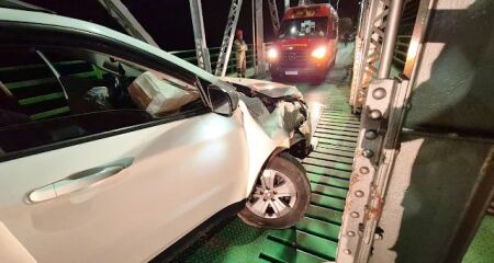 Carro bate em estrutura da Ponte Velha em Aquidauana; ninguém ficou ferido
