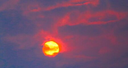 Pôr-do-sol em Campo Grande com requintes da fumaça do Pantanal