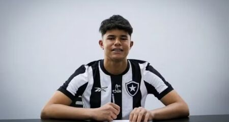 De contrato assinado, Bruninho posou com a camisa do Botafogo