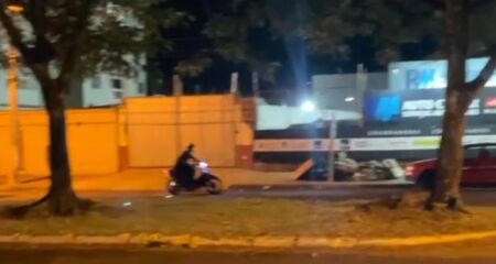 Jovem sem CNH é preso empinando moto próximo à escola em Dourados (vídeo)