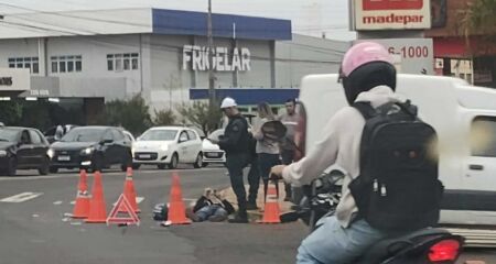 Acidente entre carro e moto deixa homem ferido na Avenida Ceará 