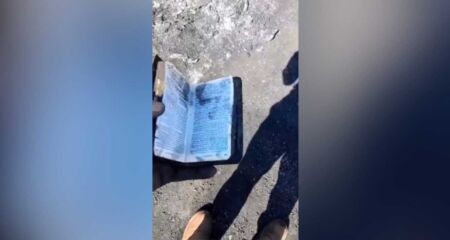 Bíblia Sagrada foi encontrada intacta em meio ao que restou do ônibus