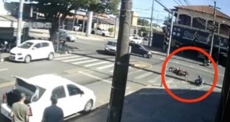 Motorista que seguia no corredor de ônibus bate em motociclista na Avenida Bandeirantes (vídeo)