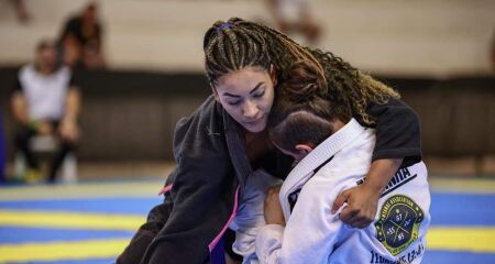 Quebrando barreiras do preconceito adolescente do Celina Jallad é campeã mundial de jiu-jítsu