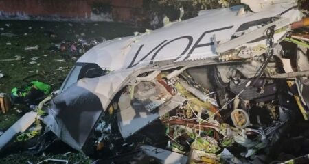 Imagens mostram avião da VoePass completamente destruído e com partes carbonizadas após colisão seguida de incêndio