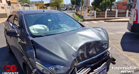 Carro do motorista de aplicativo ficou bastante danificado