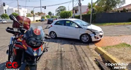 Com a batida, os dois veículos pararam em cima da calçada