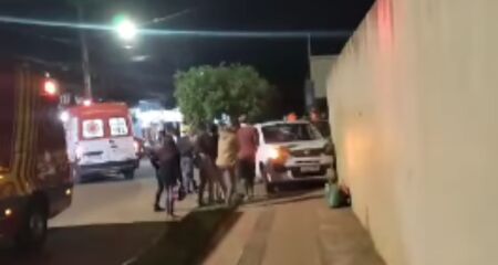 Acidente entre carro e moto ocorreu na Rua Cachoeira do Campo com a Rua Angelo Nakahodo