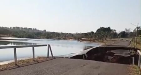 A ponte sobre a barragem foi destruída