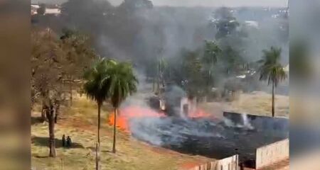 Corpo de Bombeiros atuou no combate as chamas nesta sexta-feira