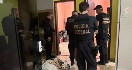 O crime ocorreu na frente dos filhos do casal. Assassino é proprietário de diversos comércios no município de Camacan (BA)