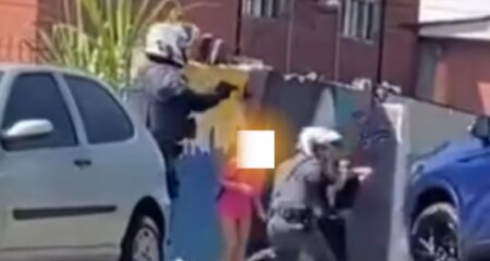 Policiais militares da Rocam atiraram contra carro de luxo, cujo ocupante acelerou e colidiu metros adiante contra um poste