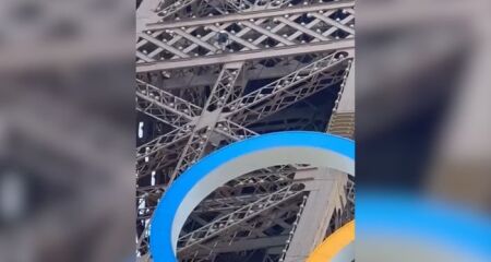 Homem escala Torre Eiffel horas antes do encerramento das Olimpíadas