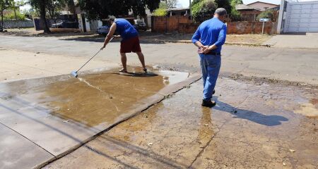 Moradores limpam sangue do local do crime