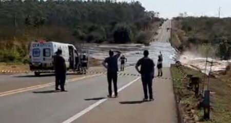 Rompimento de barragem levou ponte, casas e parte do asfalto da BR-163, entre Campo Grande e Jaraguari