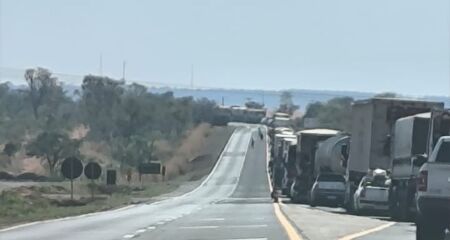 De carro de passeio à carreta, transito continua congestionado na rodovia no sistema pare e siga