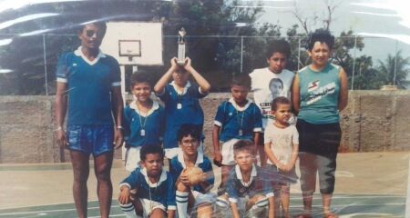 Pelezinho chegou com o sobrinho a algumas crianças que ele treinava