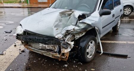 Corsa ficou com a frente destruída