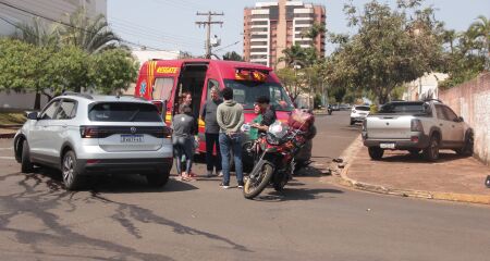 Idosa fura sinal vermelho e bate em carro no cruzamento da Dolor de Andrade e José Antônio 