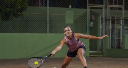 Kauany Oliveira Rodrigues está entre as 30 melhores tenistas e compete para garantir vaga na disputa mundial