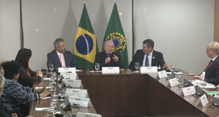 Além de Eduardo Riedel, a assinatura contou com a presença do presidente da República, do presidente do BNDES, da ministra Simone Tebet e do governador do Ceará