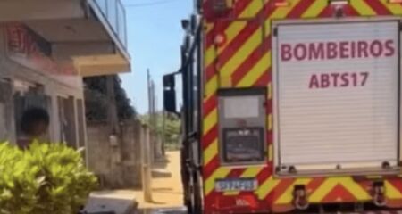 A criança de 2 anos foi deixada sozinha em casa, no Espírito Santo. Padrasto teria saído para ir ao bar, segundo a polícia