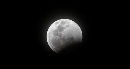 O eclipse lunar acontece quando a Terra se posiciona entre o Sol e a Lua, projetando sua sombra sobre a superfície lunar