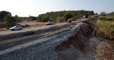 Via de acesso a pequenas propriedades onde barragem se rompeu é recuperada