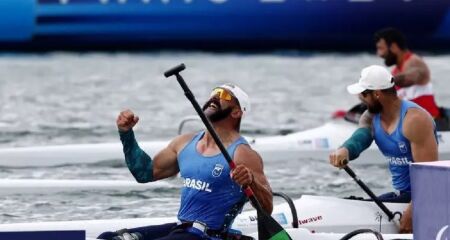 Fernando Rufino comemora após conquistar o ouro na canoagem