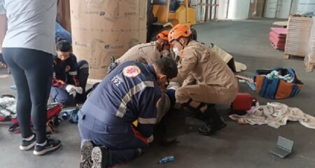 Trabalhador sendo socorrido pelos bombeiros e socorristas do Samu