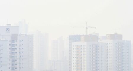 Camada de fumaça tingiu céu de tons opaco e obscureceu horizonte; preocupações atreladas a esse cenário variam de doenças de pele às respiratórias