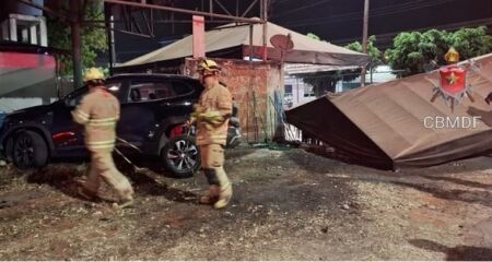 Veículo atropela 3 em quiosque e derruba muro de escola no DF