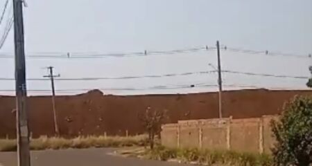 Vídeo foi compartilhado por morador que fez desabado sobre a sujeira