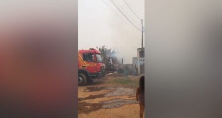 Corpo de Bombeiros foi acionado para combater o incêndio