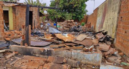 Incêndio criminoso e tentativa de assassinato teria ocorrido após discussão entre os dois, dizem moradores