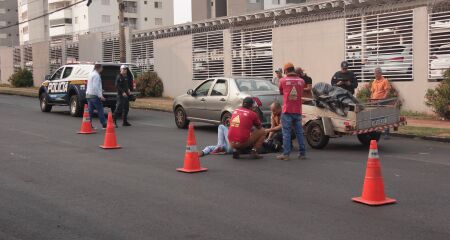 Vítima ficou no chão e foi socorrido pelo motorista do veículo