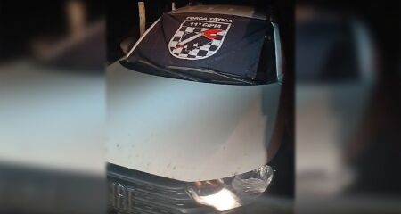 Ele e comparsa teriam assaltado um casal, roubado um carro, porém veículo tinha rastreador e foram encontrados pela polícia