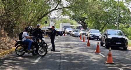 Durante a ação, os motoristas e motociclistas são orientados sobre a segurança no trânsito