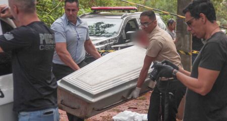 Desesperados e em prantos, pais fazem reconhecimento de jovem morto a tiros no Caioba