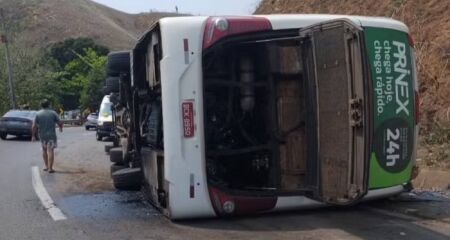 Ônibus de time de futebol americano tomba e deixa 3 mortos no Rio