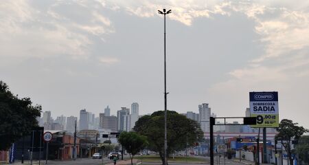 É provável que o céu permaneça coberto por uma camada de fumaça proveniente de incêndios florestais 