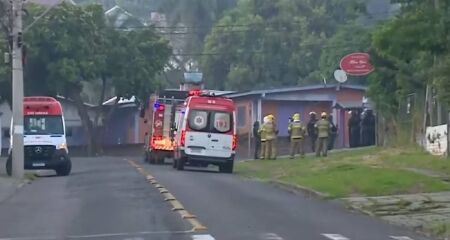 Segundo a Brigada Militar, um homem atirou contra agentes de segurança pública e familiares. Ocorrência ainda está em andamento