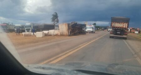 Carreta tombou nas margens da rodovia