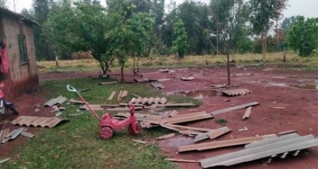 Casas foram destelhadas, árvores foram arrancadas e estruturas danificadas devido à força do vento