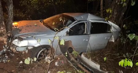 Carro ficou completamente destruído